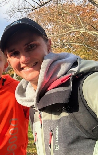 The image shows a person wearing a reflective vest, with a backpack and a hat, against a backdrop of autumn foliage.
Door AI gegenereerde inhoud is mogelijk onjuist.